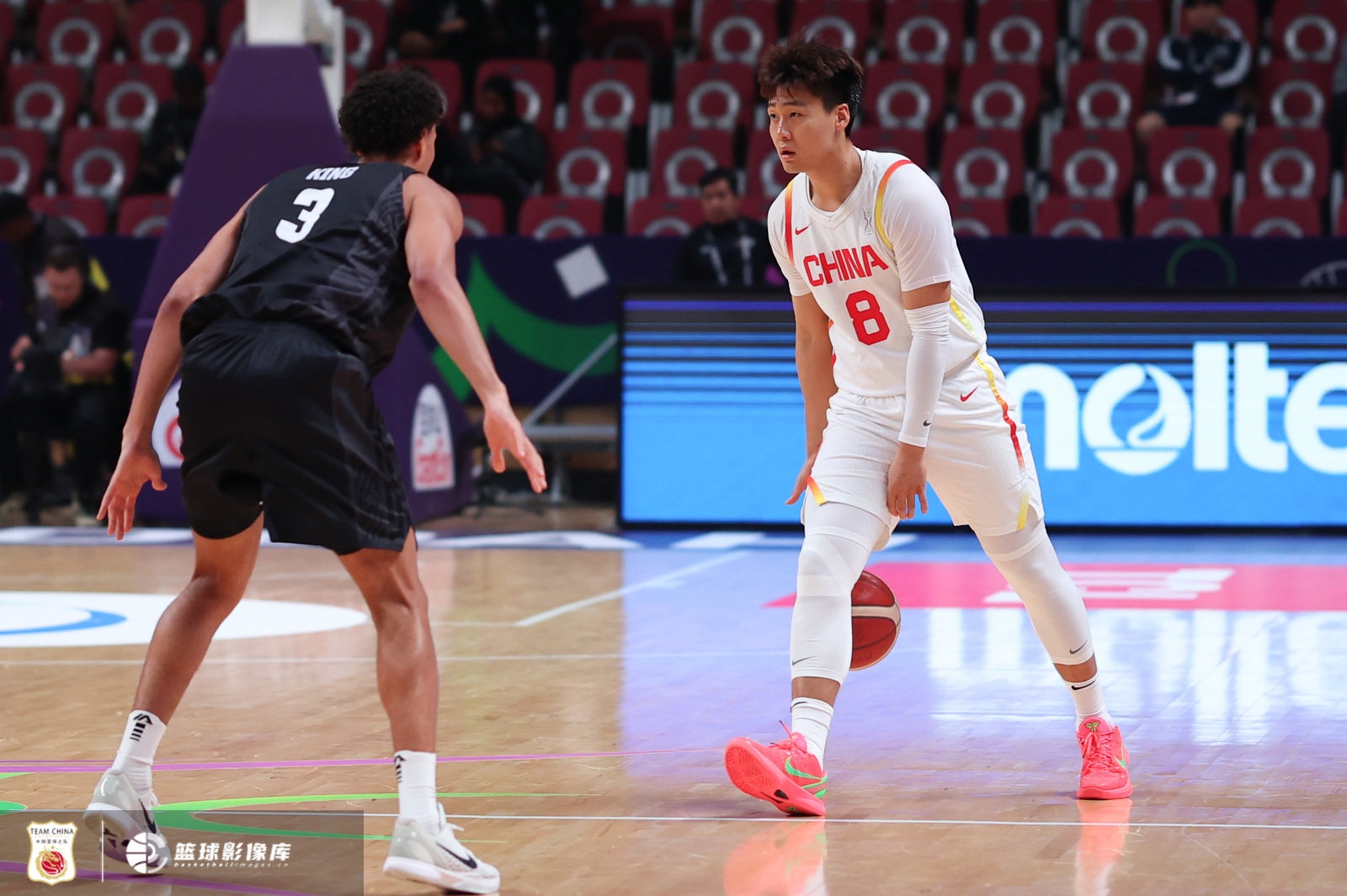 开云官网-媒体人：赵睿把球队扛肩上&amp;MVP当之无愧 如此中国男篮拟怎能不爱