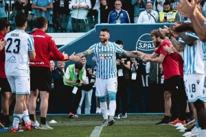 开云体育网页版-平民射手的特殊礼物！41岁安特努西退役在即，他收到一件拼接球衣