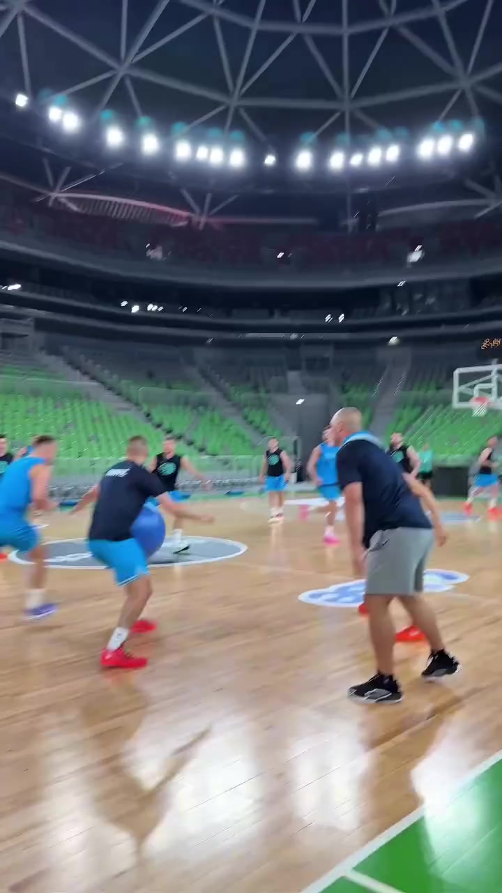 斯洛文尼亚男篮创新训练 瑜伽球助力全场五对五对抗