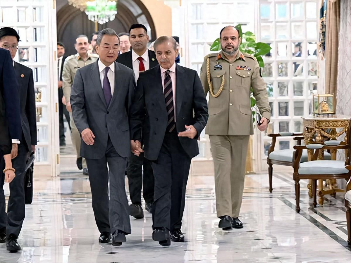 开云体育下载-紧牵王毅外长的手，巴铁承认中美策略有所调整，希望中方能多理解