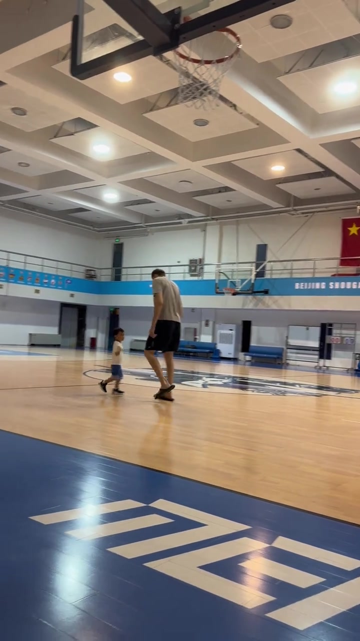 开云体育网页版-周琦带儿子训练：给糊糊上强度 结果涂涂觉得不如哥哥气哭了