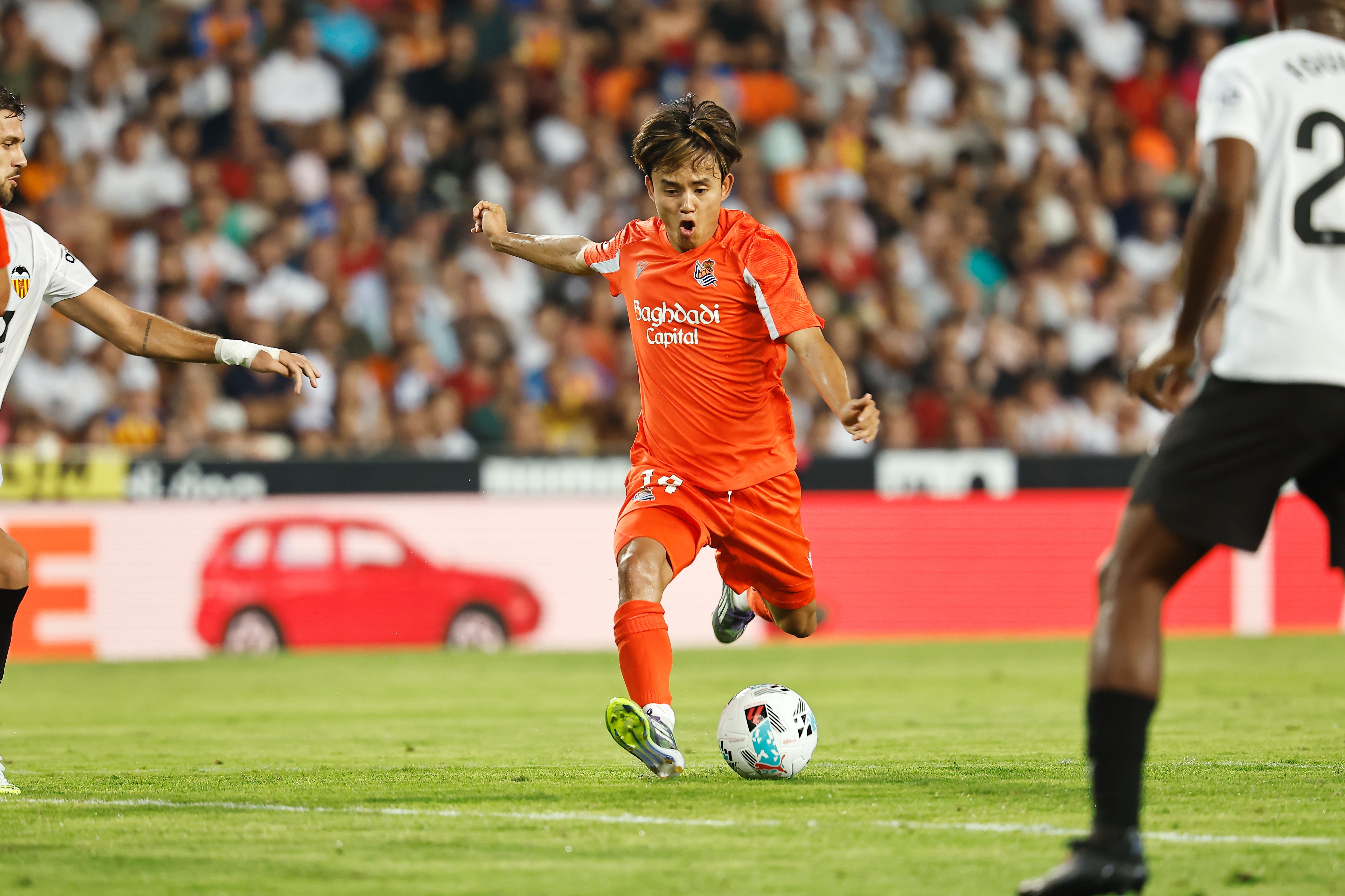 脚头真硬!24岁久保建英遭包夹从人缝中起脚,强劲远射助队抢1分