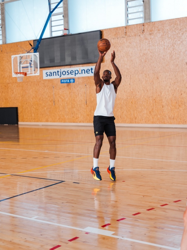 开云-不打码了！巴特勒西班牙度假打球上脚新一代签名鞋