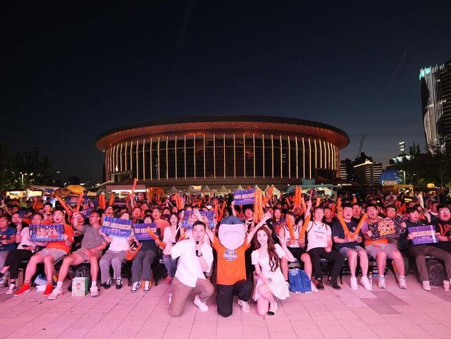 开云体育-橙浪汇聚徐家汇 “万有引力”第二现场燃动CBA总决赛之夜
